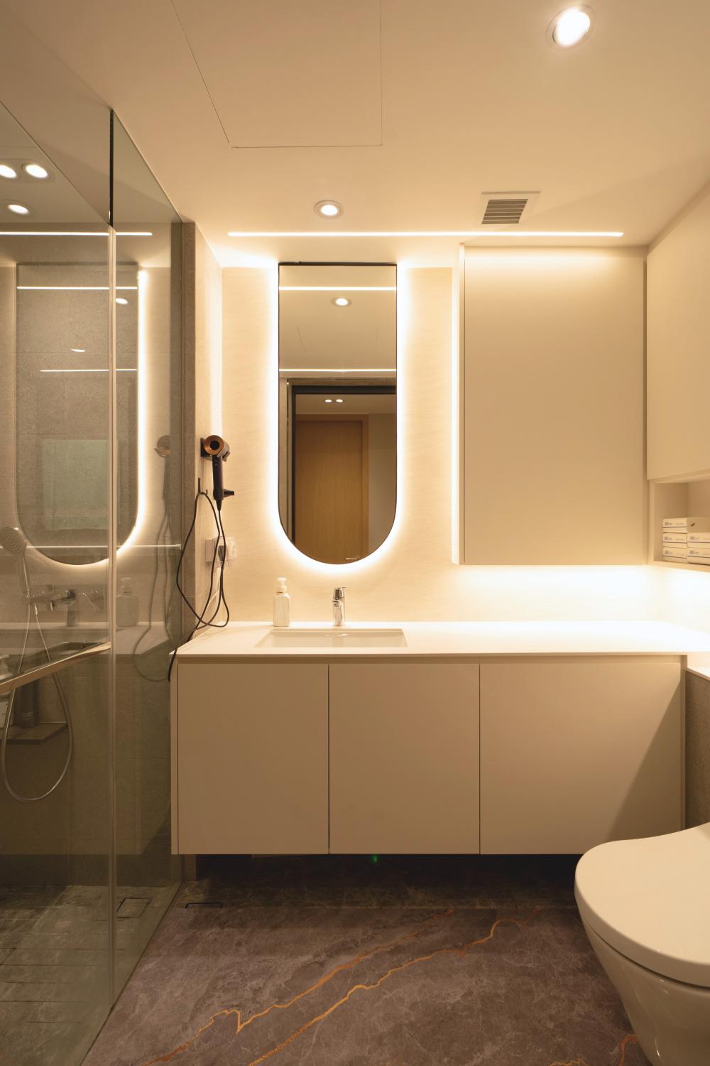 Contemporary Bathroom with Mirror and Bathroom Storage