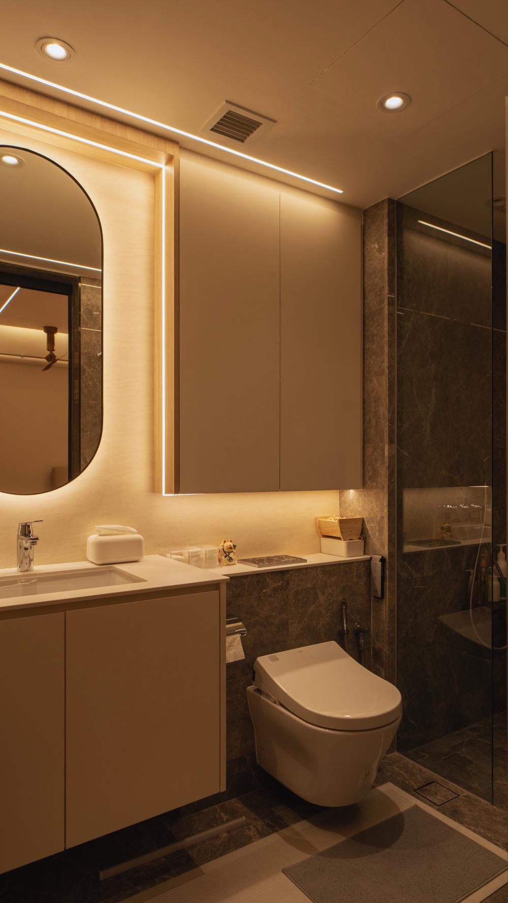Contemporary Bathroom with Mirror and Bathroom Storage