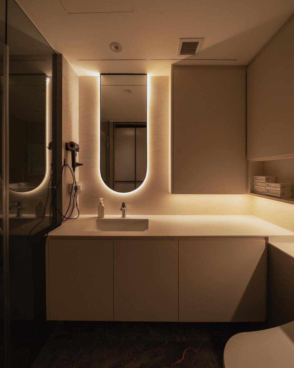 Contemporary Bathroom with Mirror and Bathroom Storage