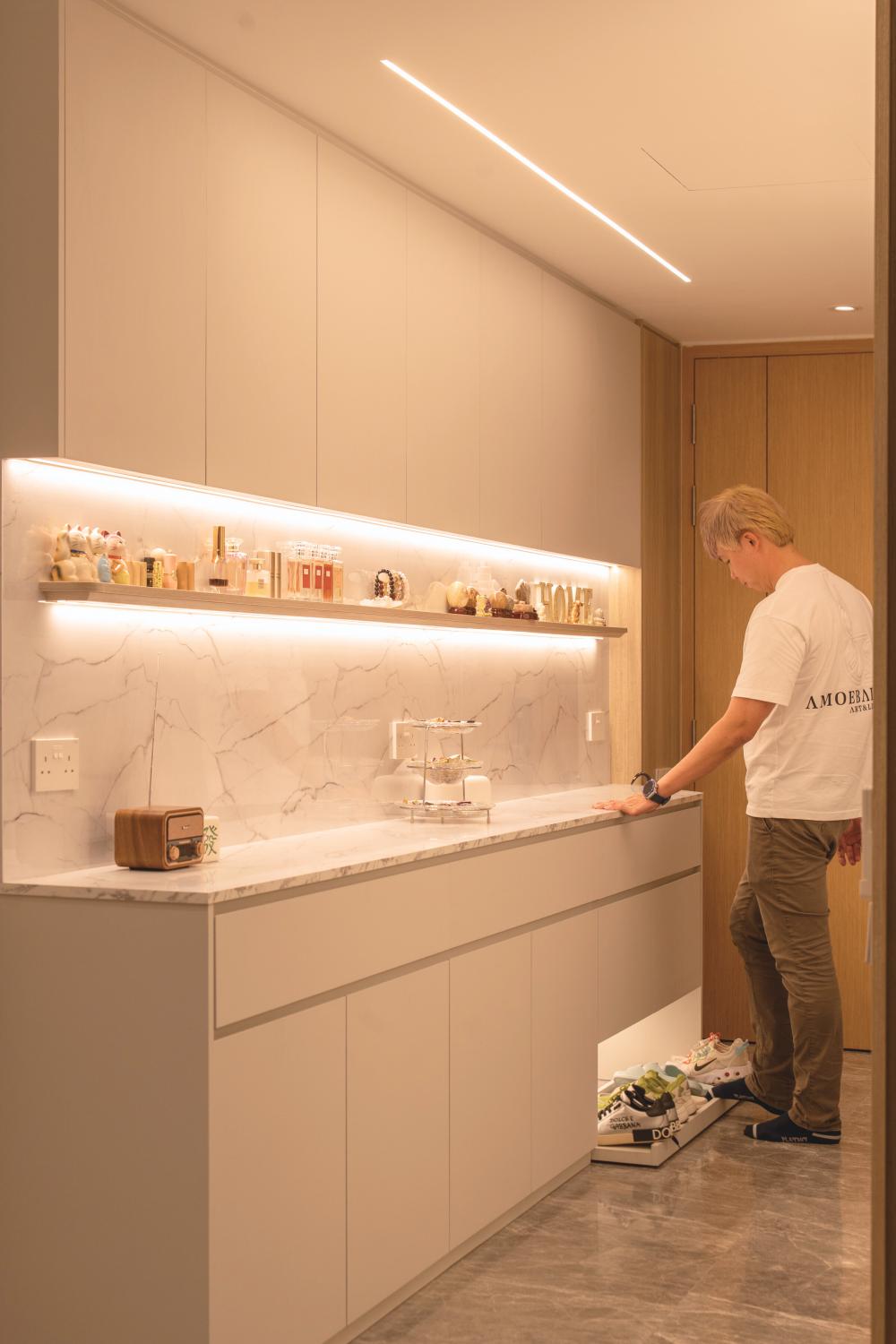 Contemporary Kitchen with Kitchen Backsplash and Kitchen Accessories