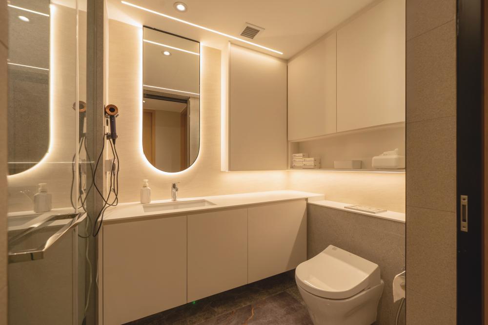 Contemporary Bathroom with Mirror and Shower Screen