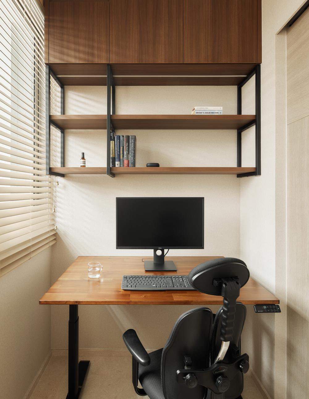 Modern Office with Bookshelf and Desk