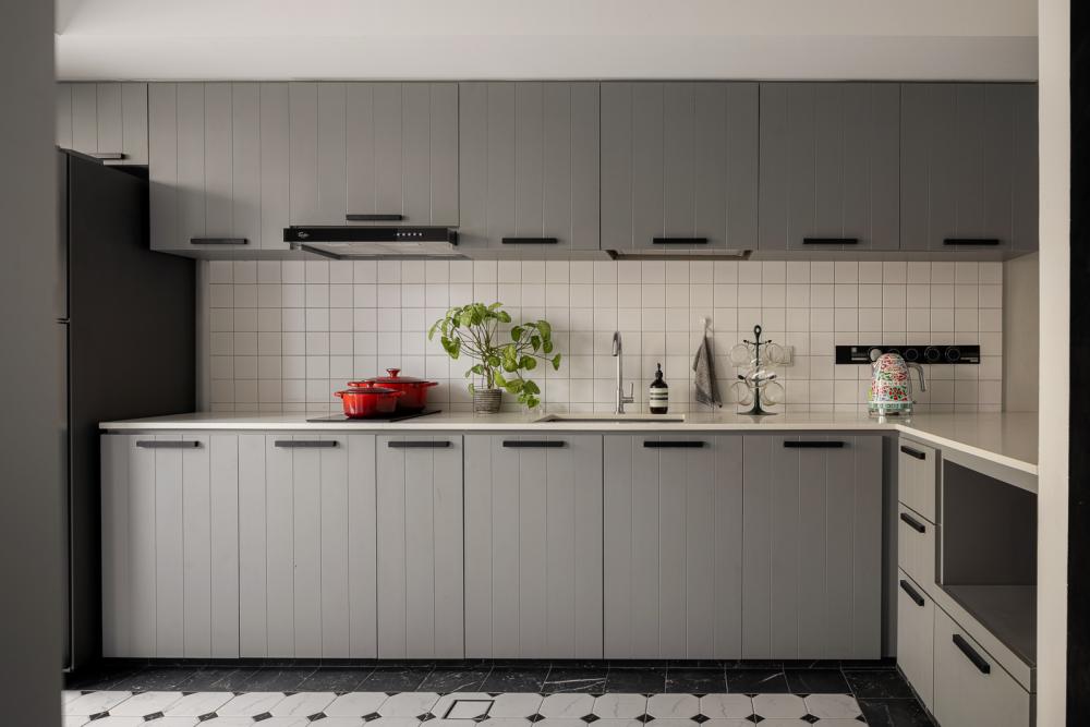 Modern Kitchen with Countertop and Homogeneous Tiles