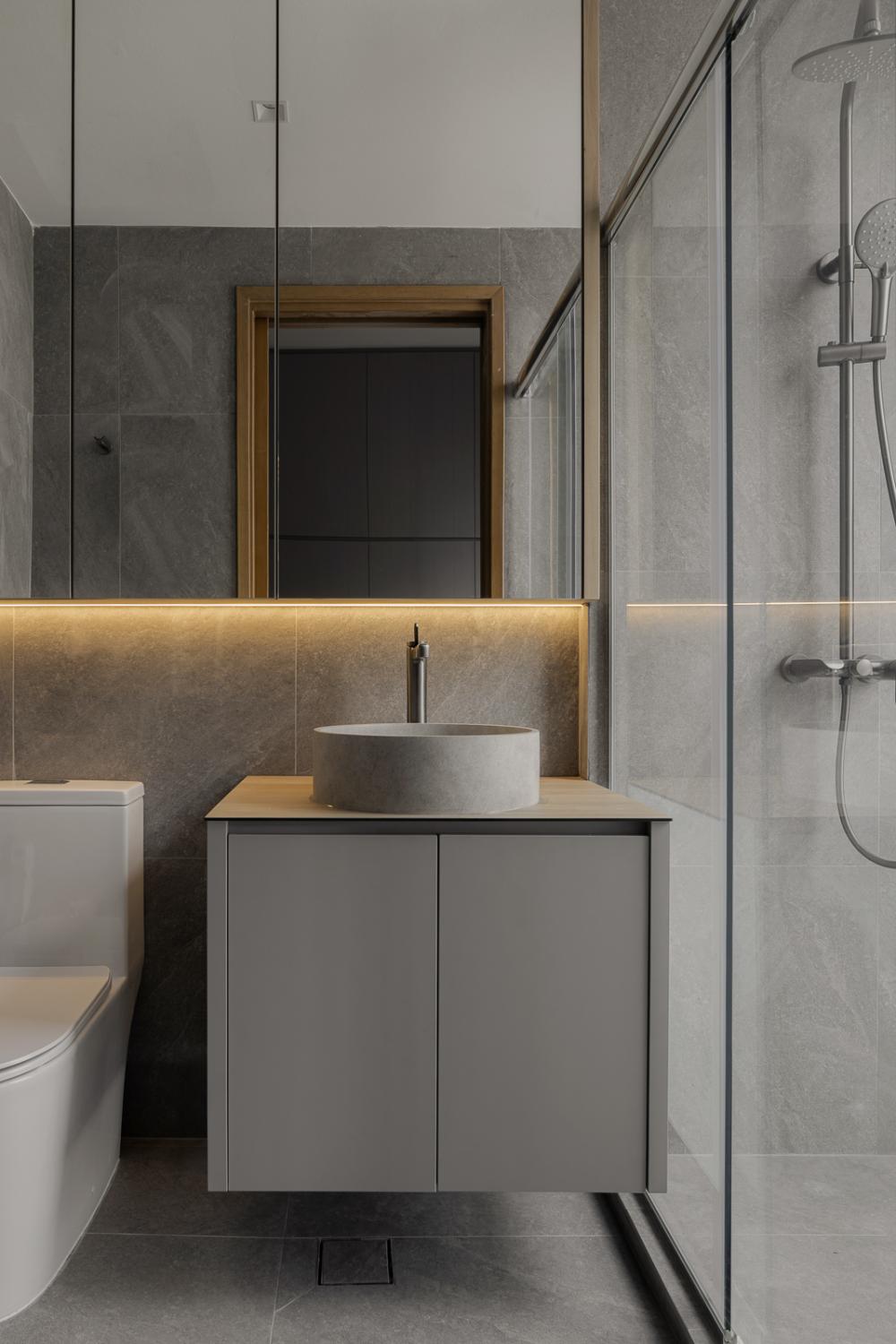 Modern Bathroom with Countertop and Homogeneous Tiles