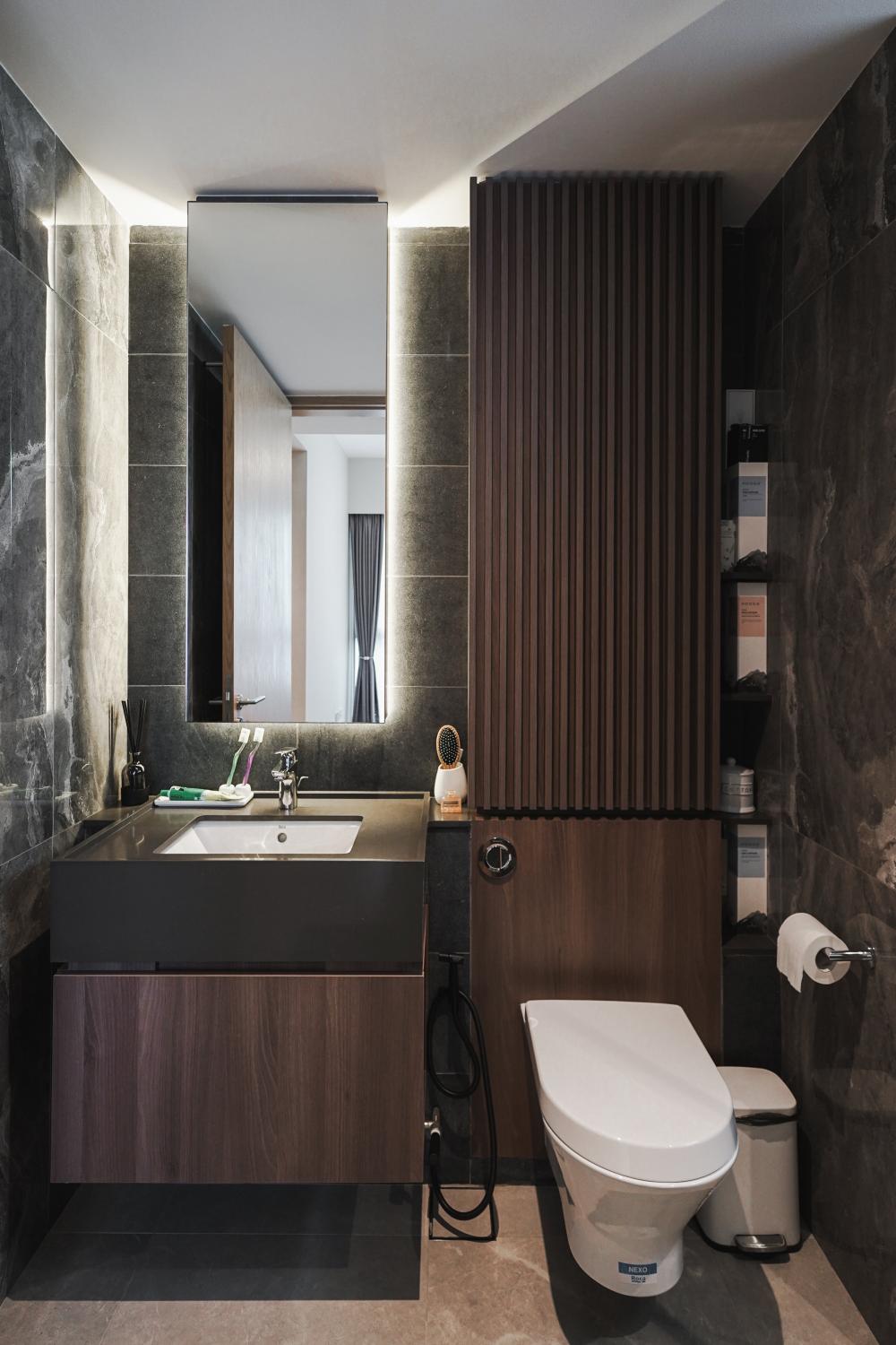 Contemporary Bathroom with Mirror and Bathroom Storage