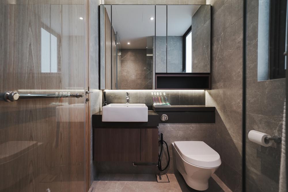 Contemporary Bathroom with Mirror and Mosaic