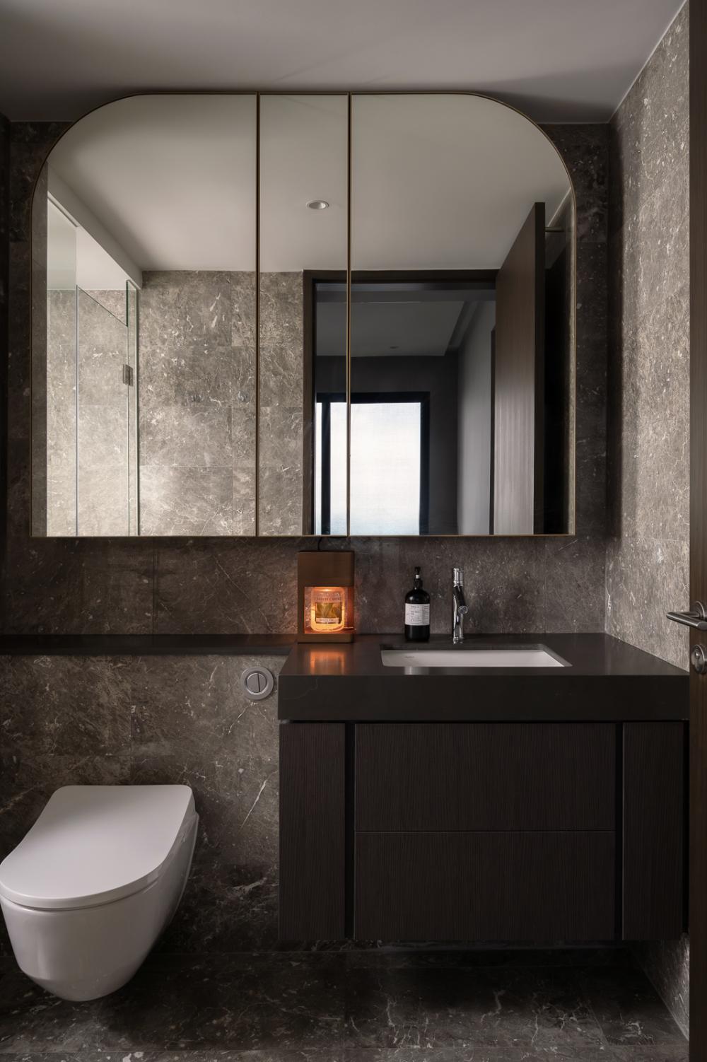 Modern Bathroom with Homogeneous Tiles and Marble Floor