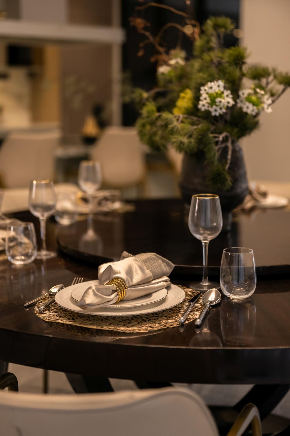 Contemporary Dining Room with Dining Table and Dining Chairs