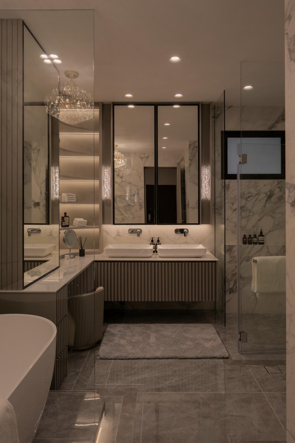Contemporary Bathroom with Mirror and Bathtub