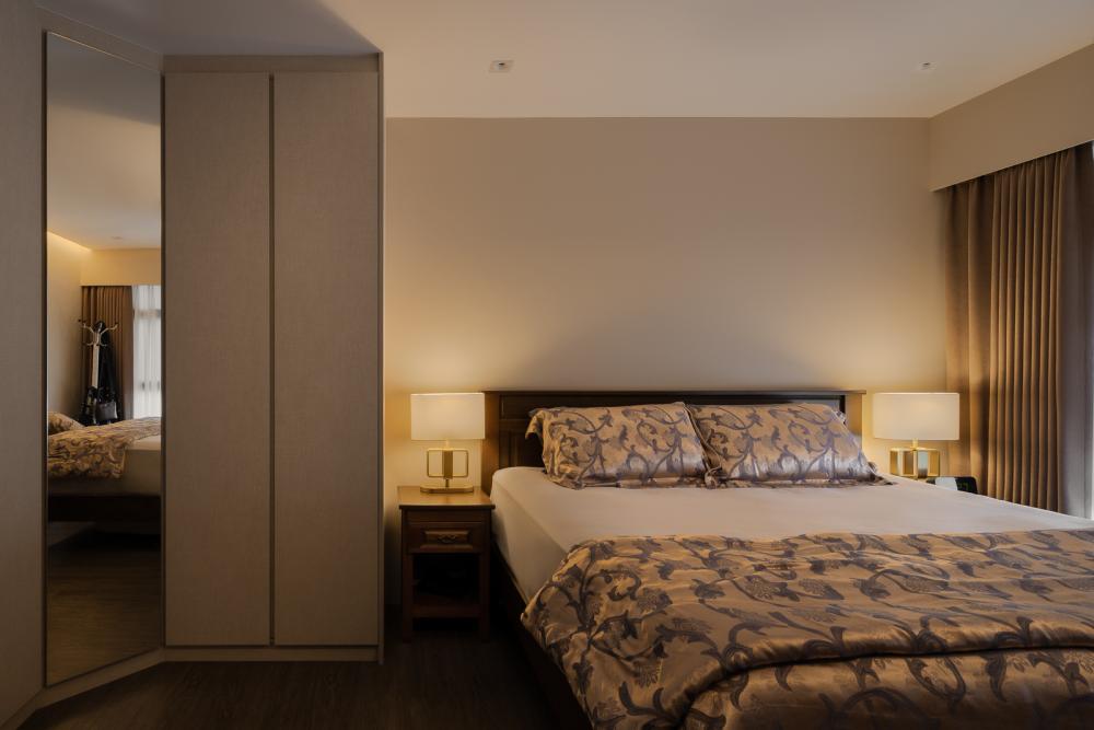 Modern Bedroom with Vinyl Flooring and Wardrobe