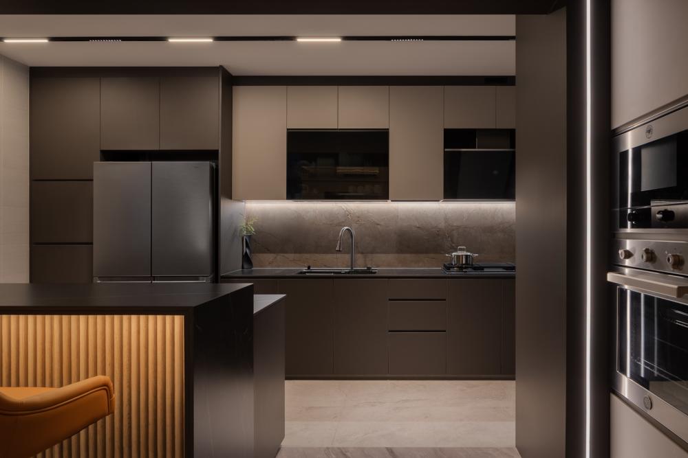 Modern Kitchen with Countertop and Homogeneous Tiles