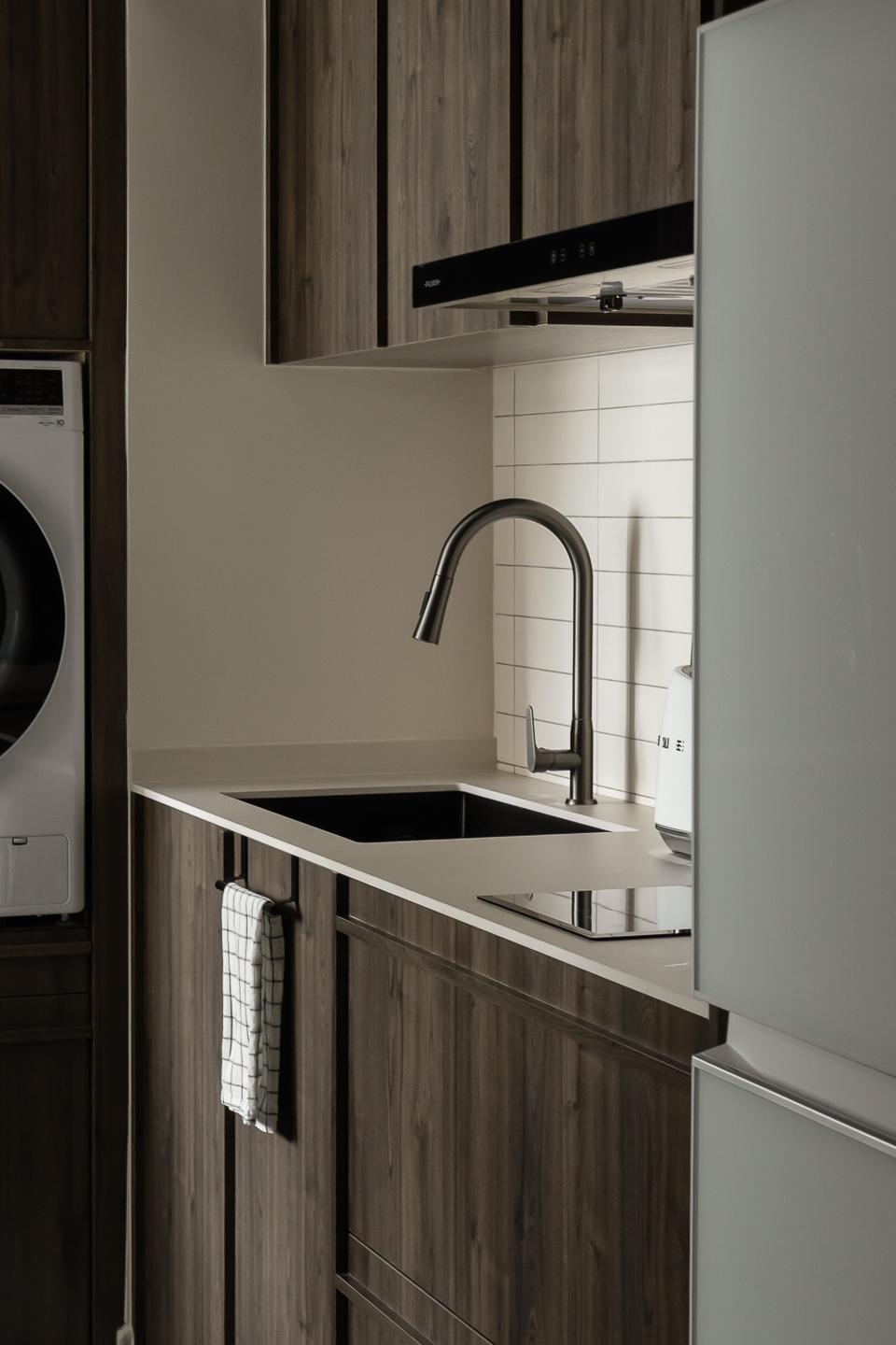 Modern Kitchen with Countertop and Homogeneous Tiles