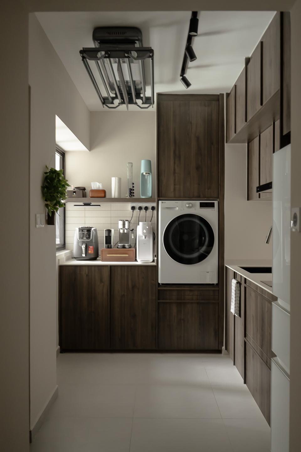 modern-kitchen-with-countertop-and-homogeneous-tiles