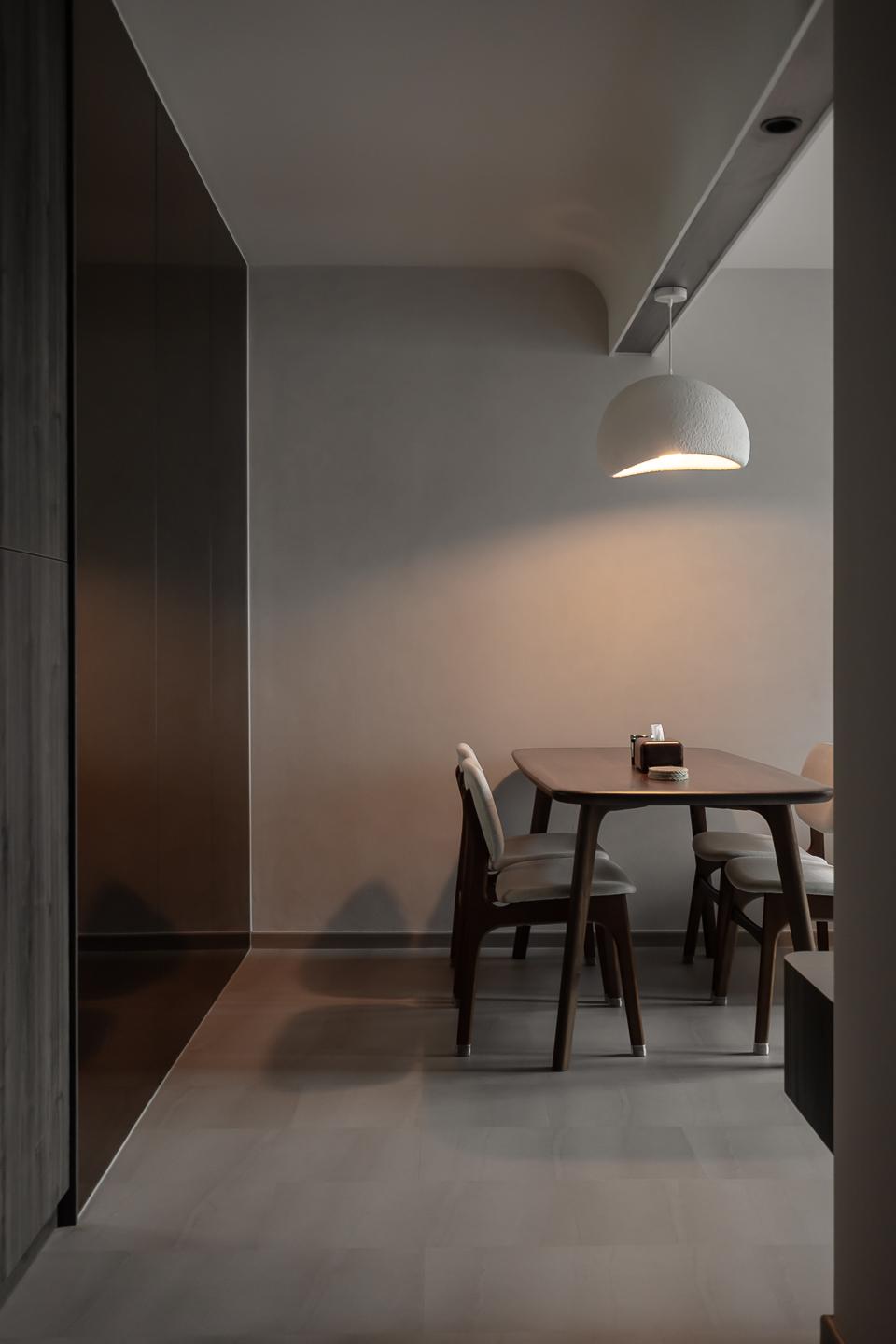 Modern Dining Room with Drop Ceiling and Dining Table