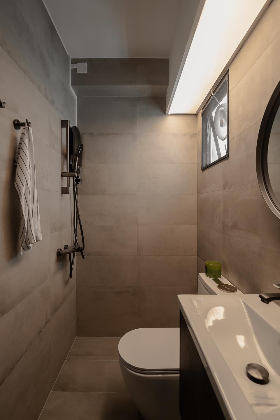 Modern Bathroom with Homogeneous Tiles and Cement Floor