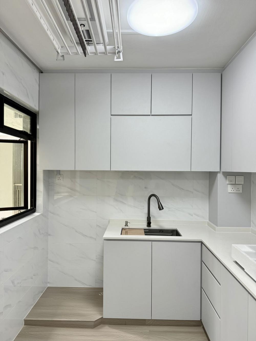 Minimalist Kitchen with Wood Flooring and Kitchen Backsplash