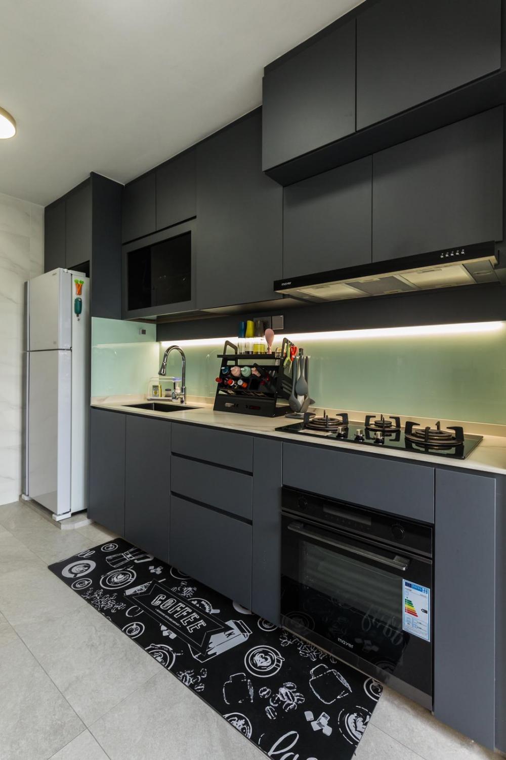 Minimalist Kitchen with Kitchen Backsplash and Kitchen Accessories