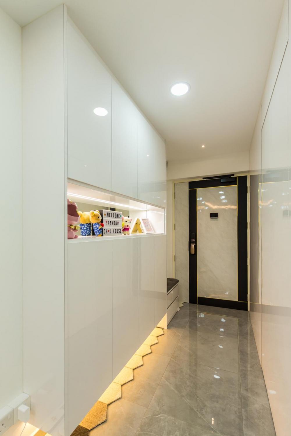 Minimalist Walk-in Wardrobe with Wardrobe and Small Storage