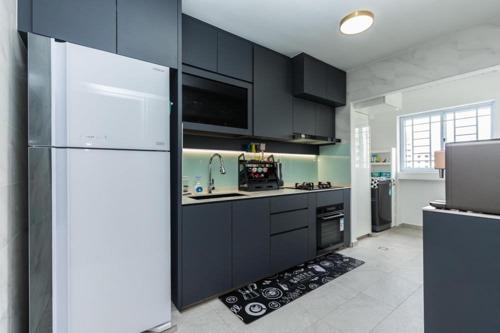 Minimalist Kitchen with Kitchen Window and Kitchen Cabinets