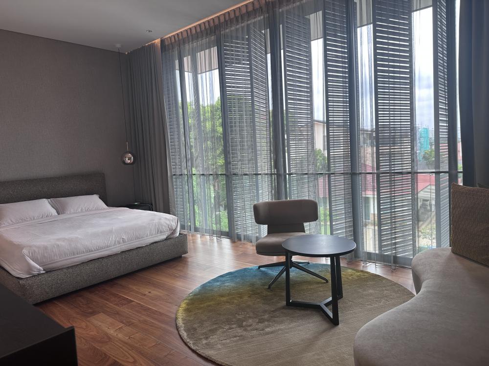 Modern Bedroom with Queen Bed and Bed
