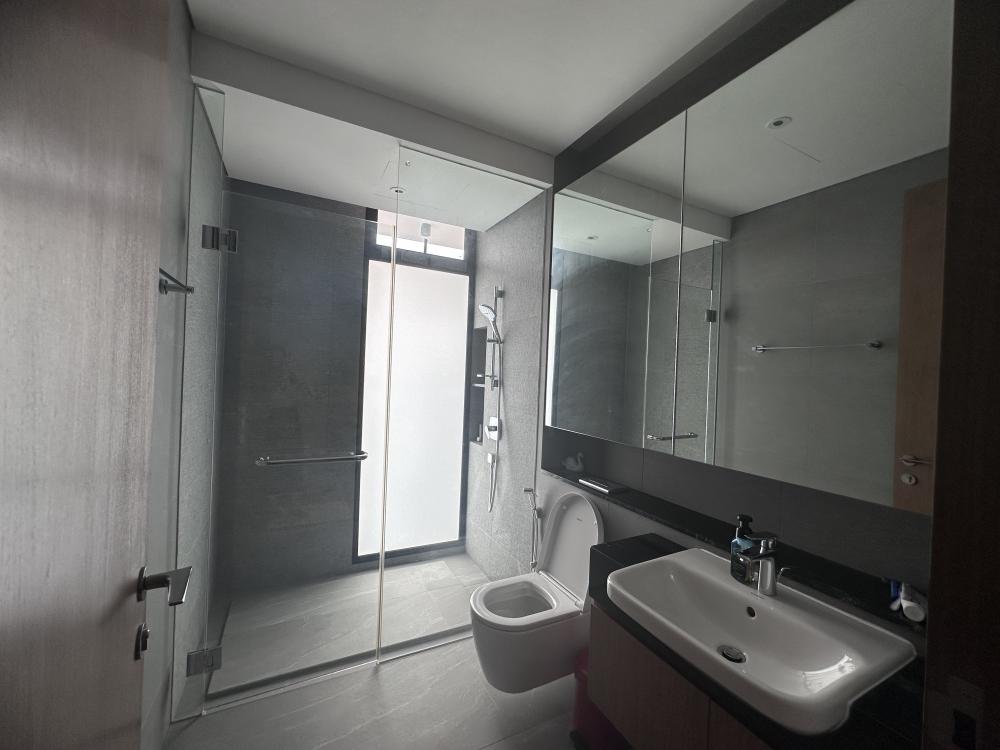 Modern Bathroom with Vinyl Flooring and Mirror