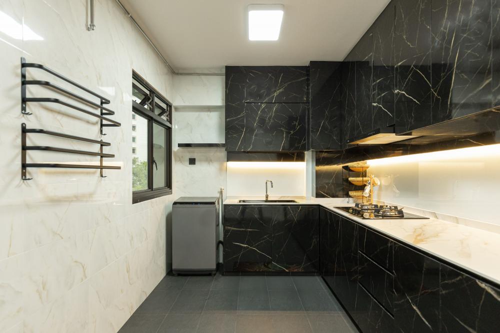 Modern Kitchen with Kitchen Backsplash and Kitchen Accessories
