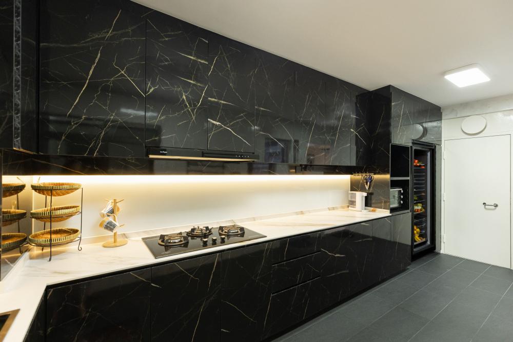 Modern Kitchen with Kitchen Backsplash and Kitchen Accessories