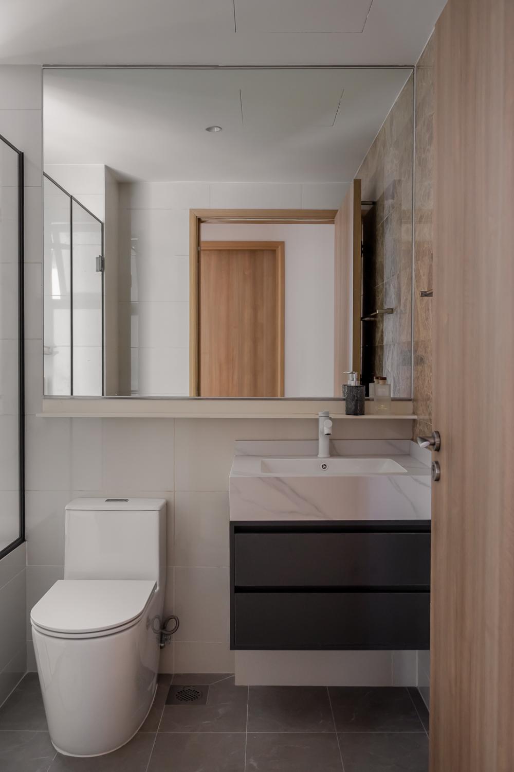 Contemporary Bathroom with Mirror and Vanity Counter
