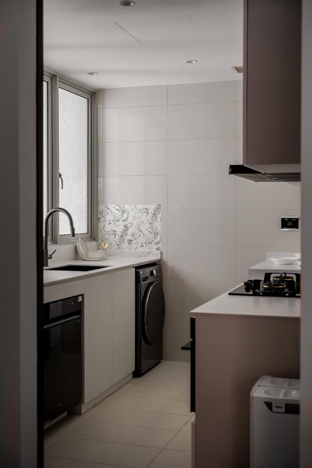 Contemporary Kitchen with Countertop and Homogeneous Tiles