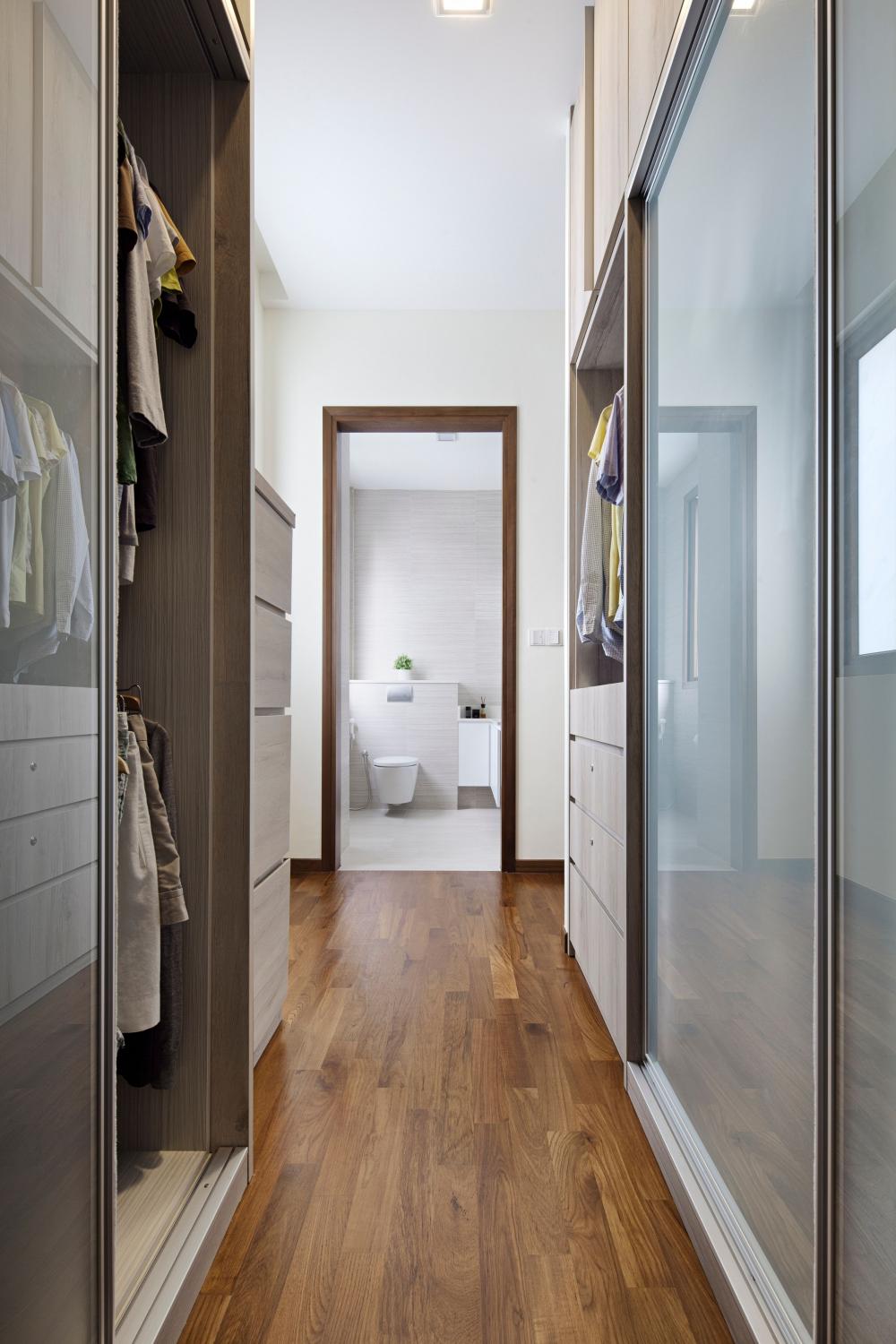 Modern Walk-in Wardrobe with Wardrobe and Clothes Storage