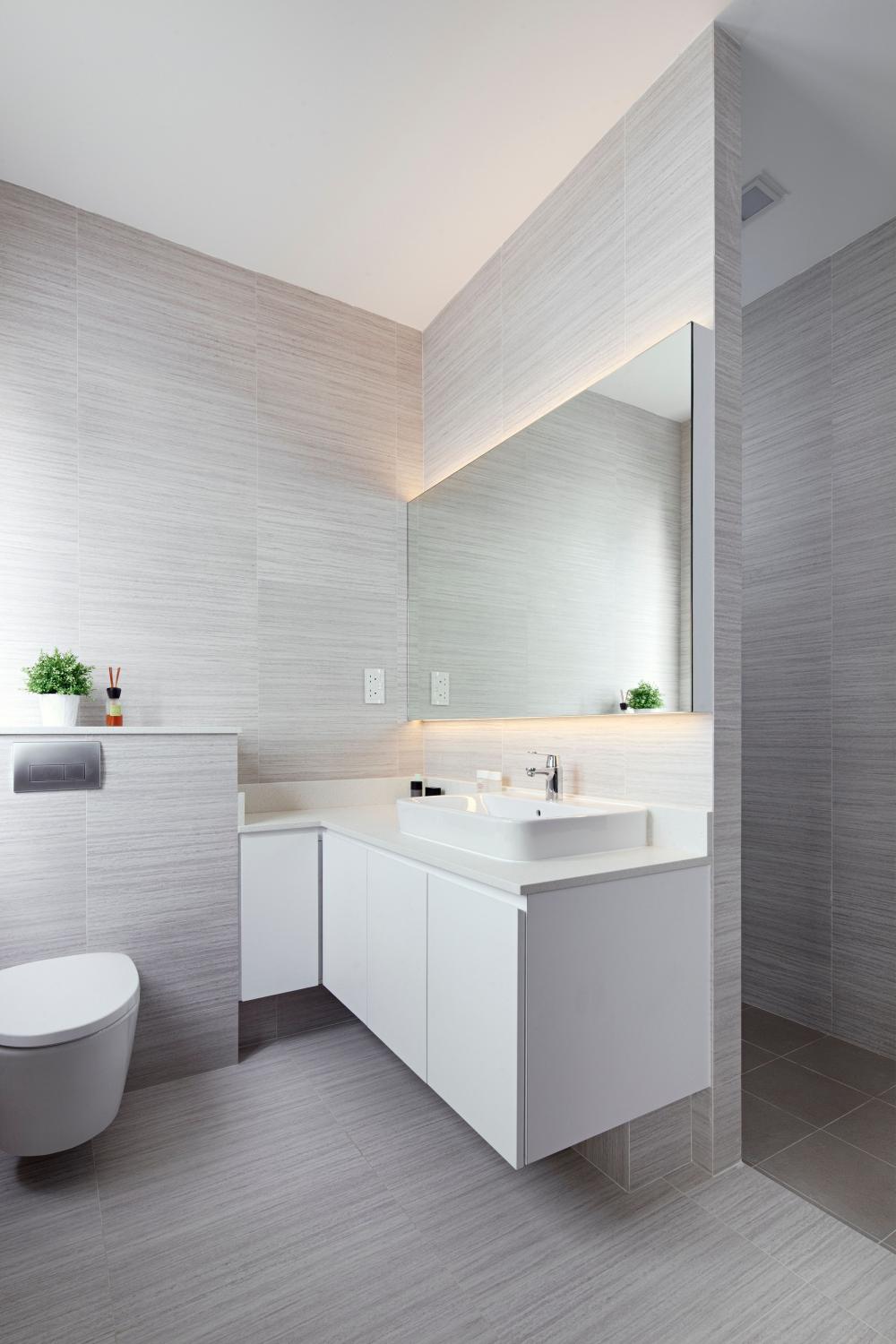 Modern Bathroom with Mirror and Bathroom Storage