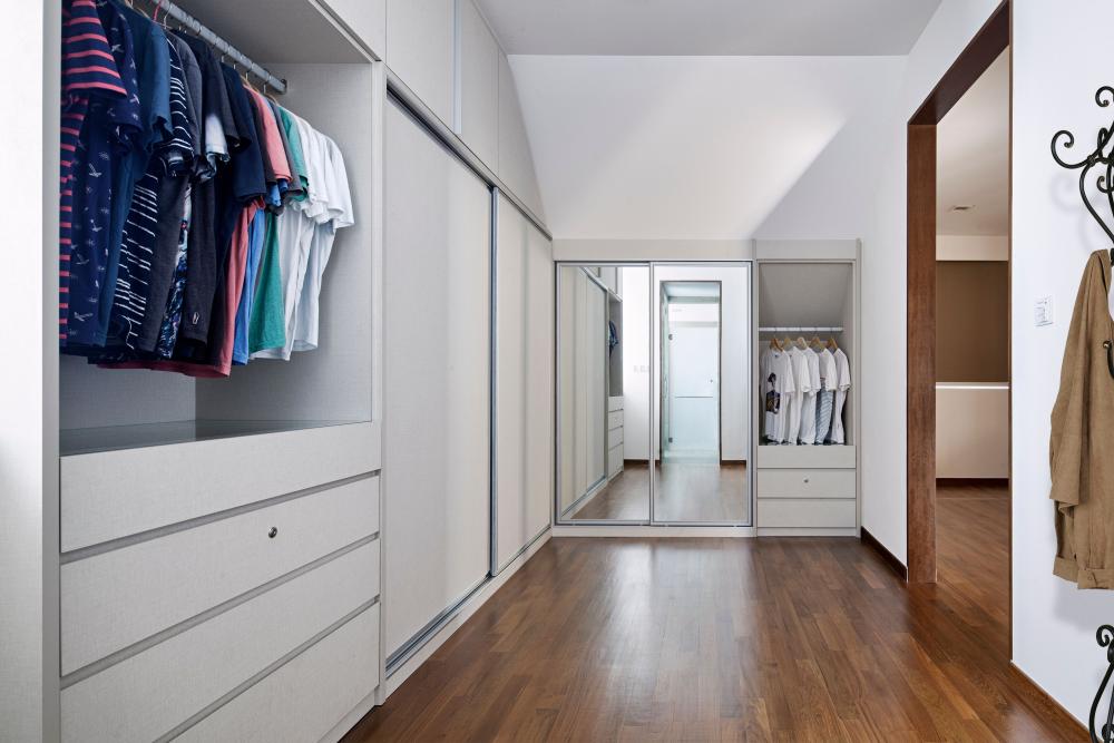 Modern Walk-in Wardrobe with Mirror and Wardrobe