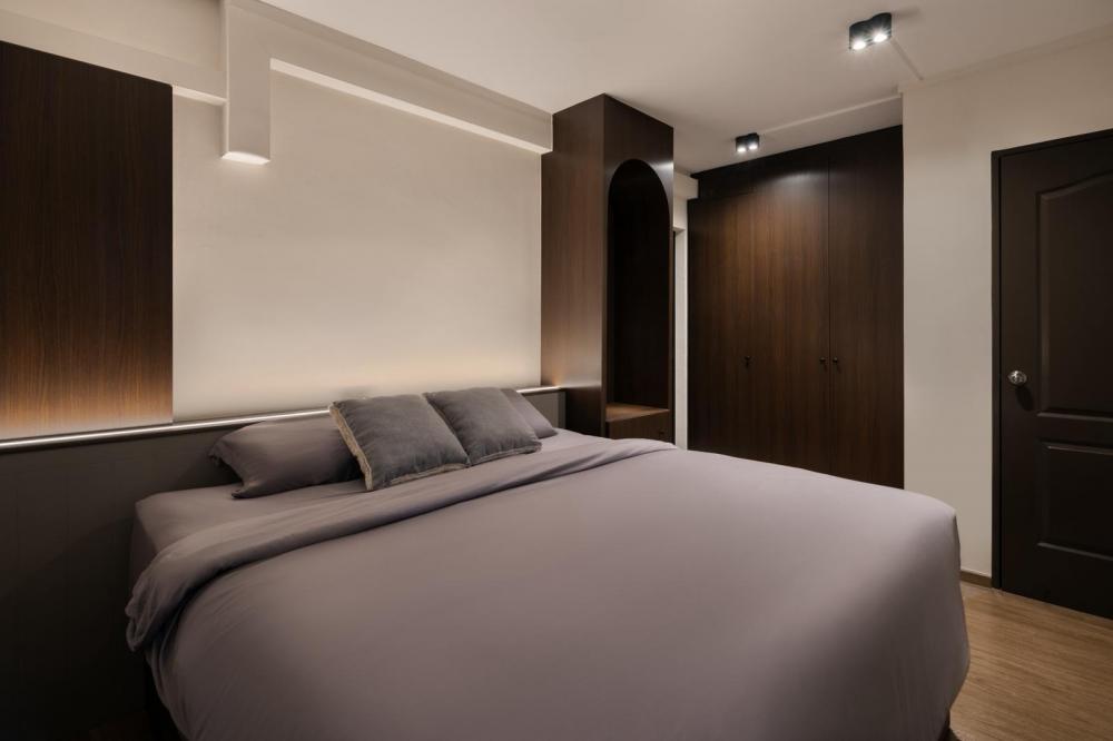 Transitional Bedroom with Ceiling Light and Wardrobe