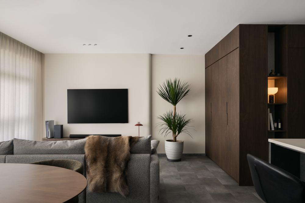 Minimalist Living Room with Homogeneous Tiles and Feature Wall