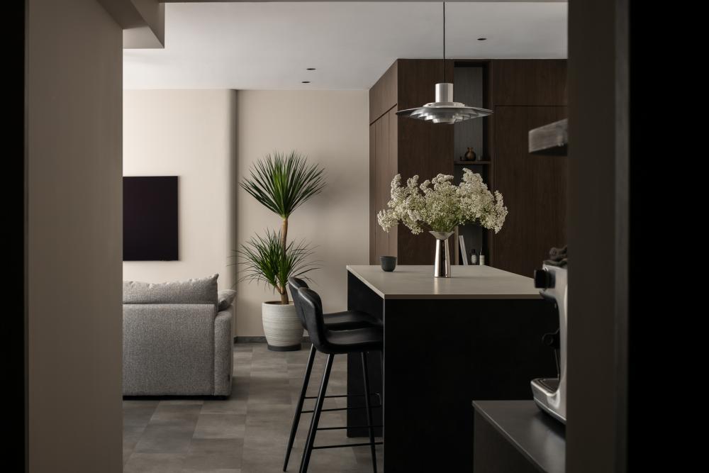 Minimalist Kitchen with Homogeneous Tiles and Kitchen Island