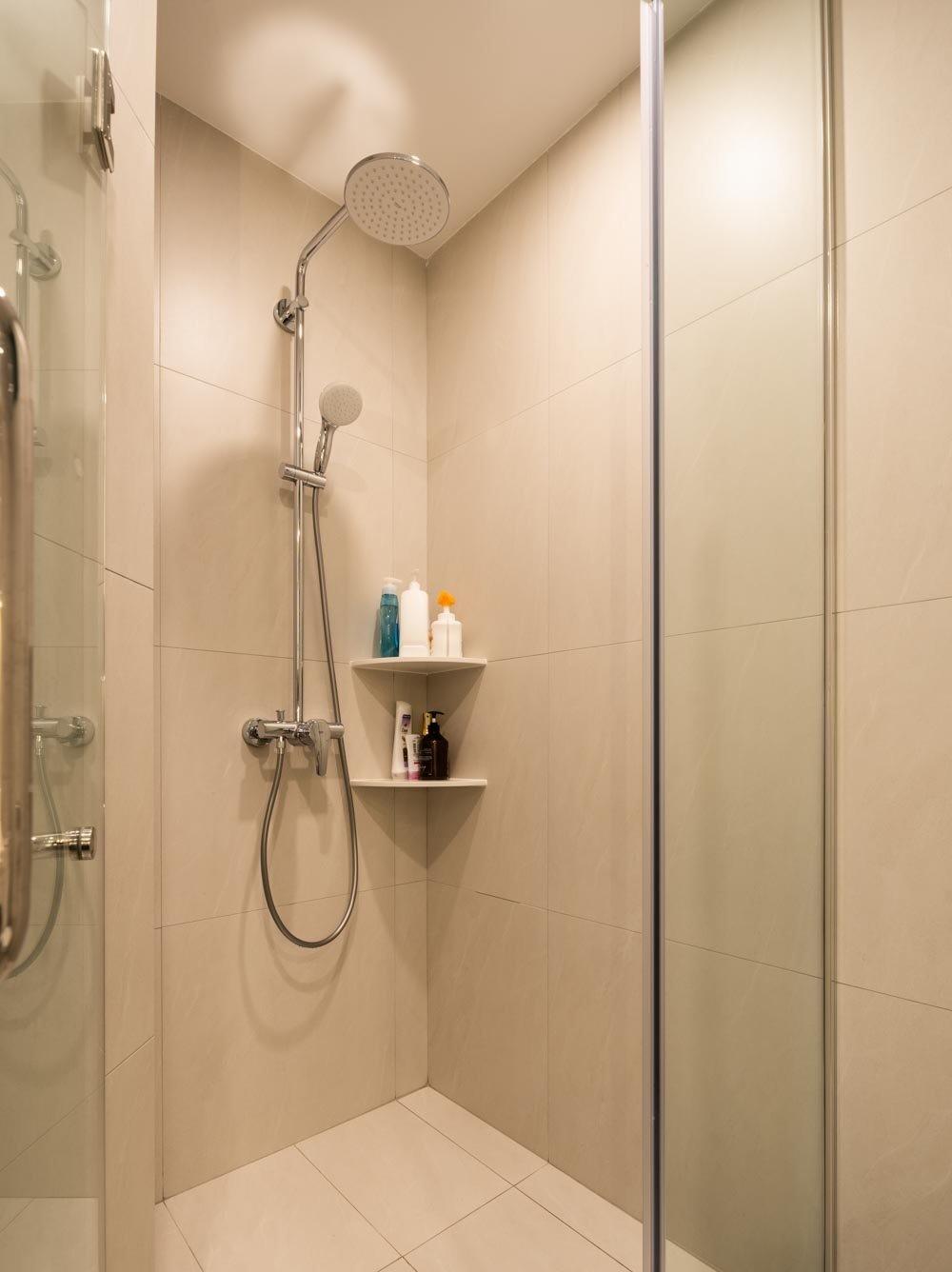 Modern Bathroom with Homogeneous Tiles and Shower Screen