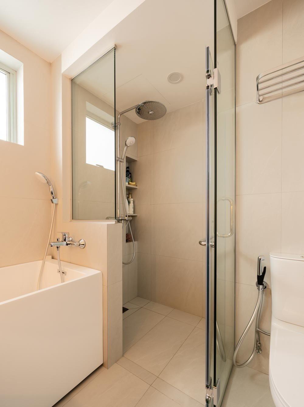 Modern Bathroom with Homogeneous Tiles and Bathtub
