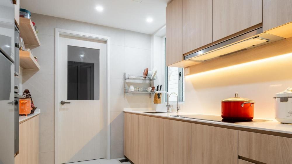 Modern Kitchen with Countertop and Homogeneous Tiles