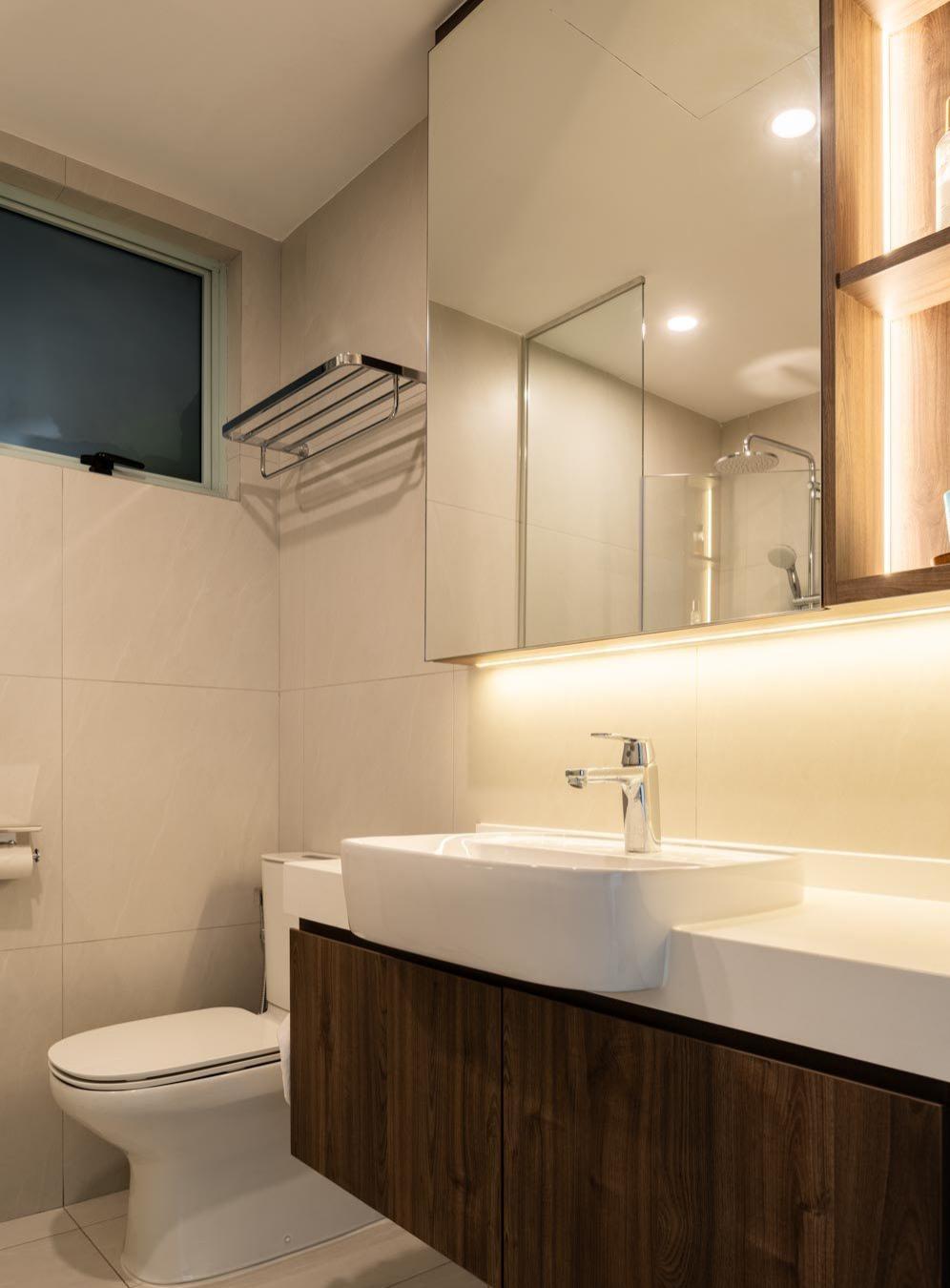 Modern Bathroom with Countertop and Homogeneous Tiles