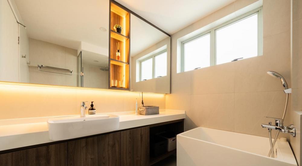Modern Bathroom with Countertop and Bathtub