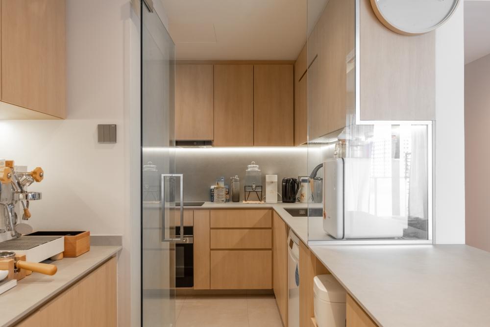 Scandinavian Kitchen with Homogeneous Tiles and Kitchen Island