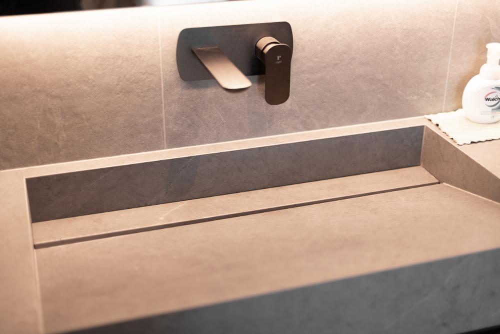 Scandinavian Bathroom with Countertop and Homogeneous Tiles