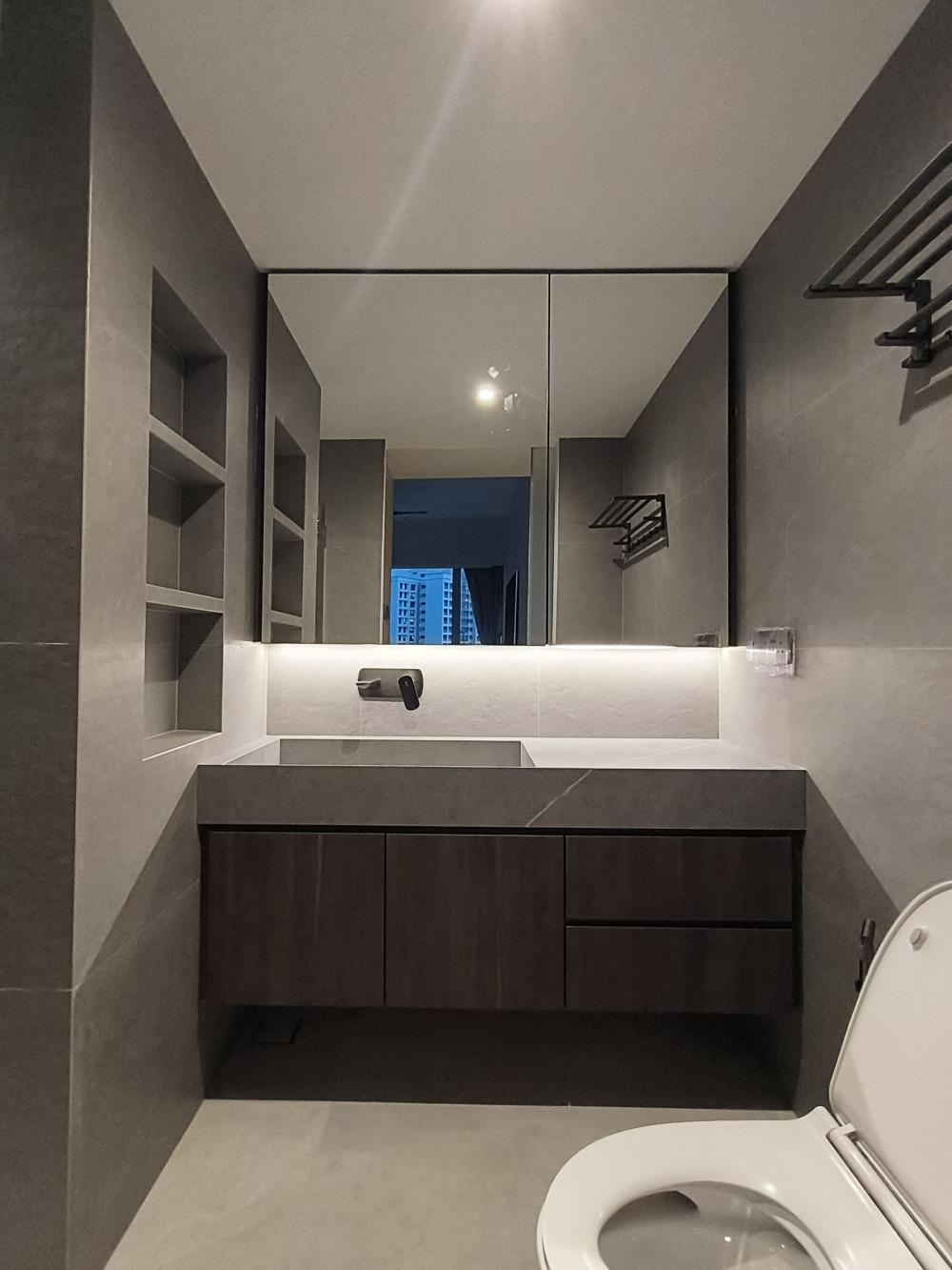 Scandinavian Bathroom with Countertop and Homogeneous Tiles