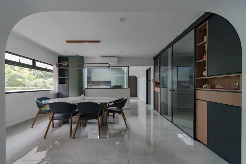 Modern Dining Room with Drop Ceiling and Dining Table