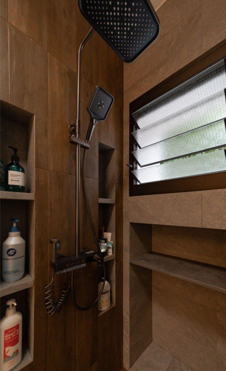 Modern Bathroom with Homogeneous Tiles and Wood Flooring
