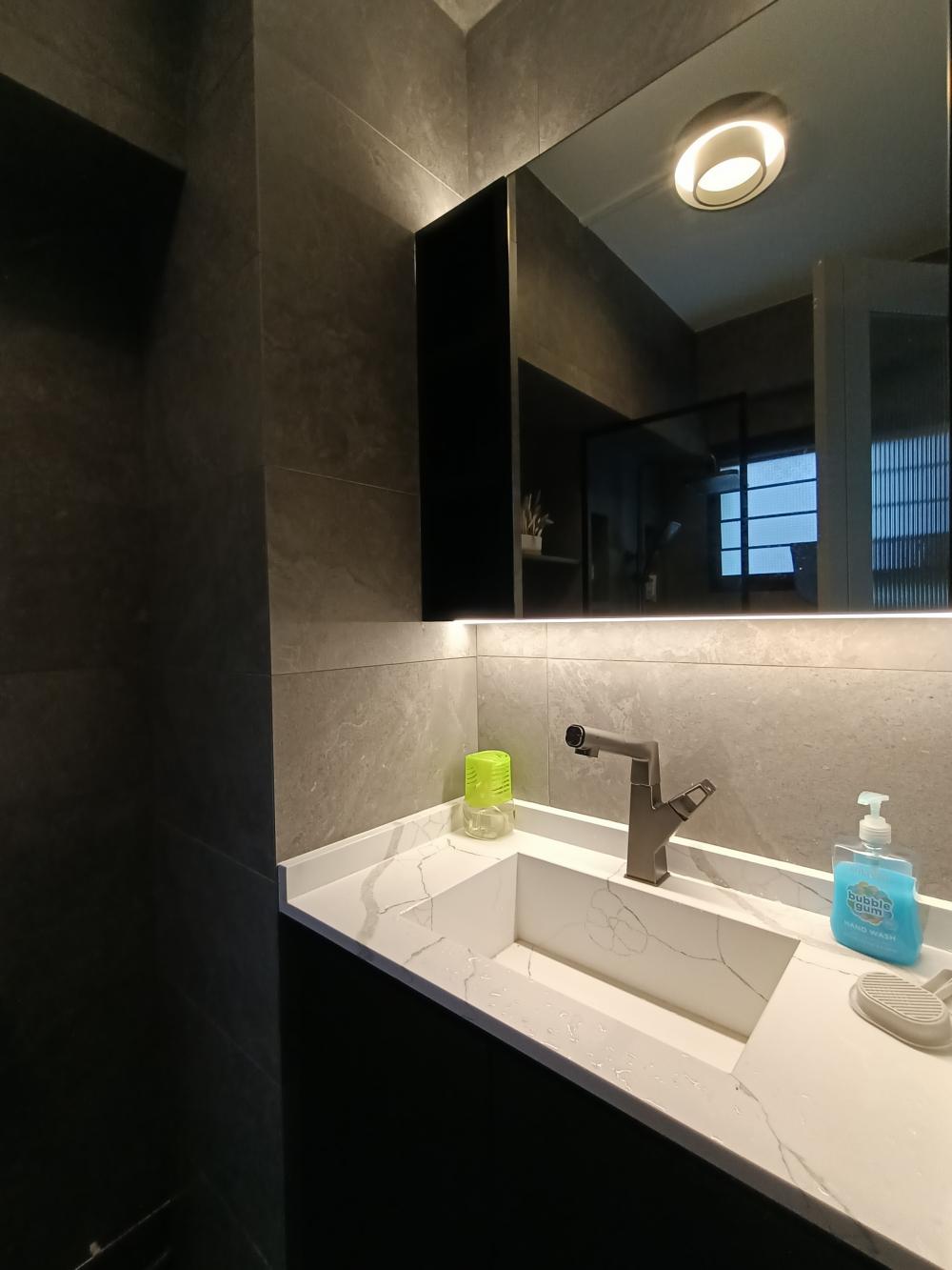 Modern Bathroom with Countertop and Homogeneous Tiles