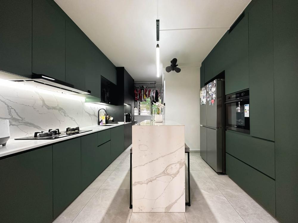 Modern Kitchen with Countertop and Homogeneous Tiles