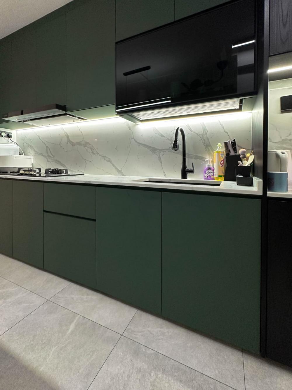 Modern Kitchen with Homogeneous Tiles and Kitchen Backsplash