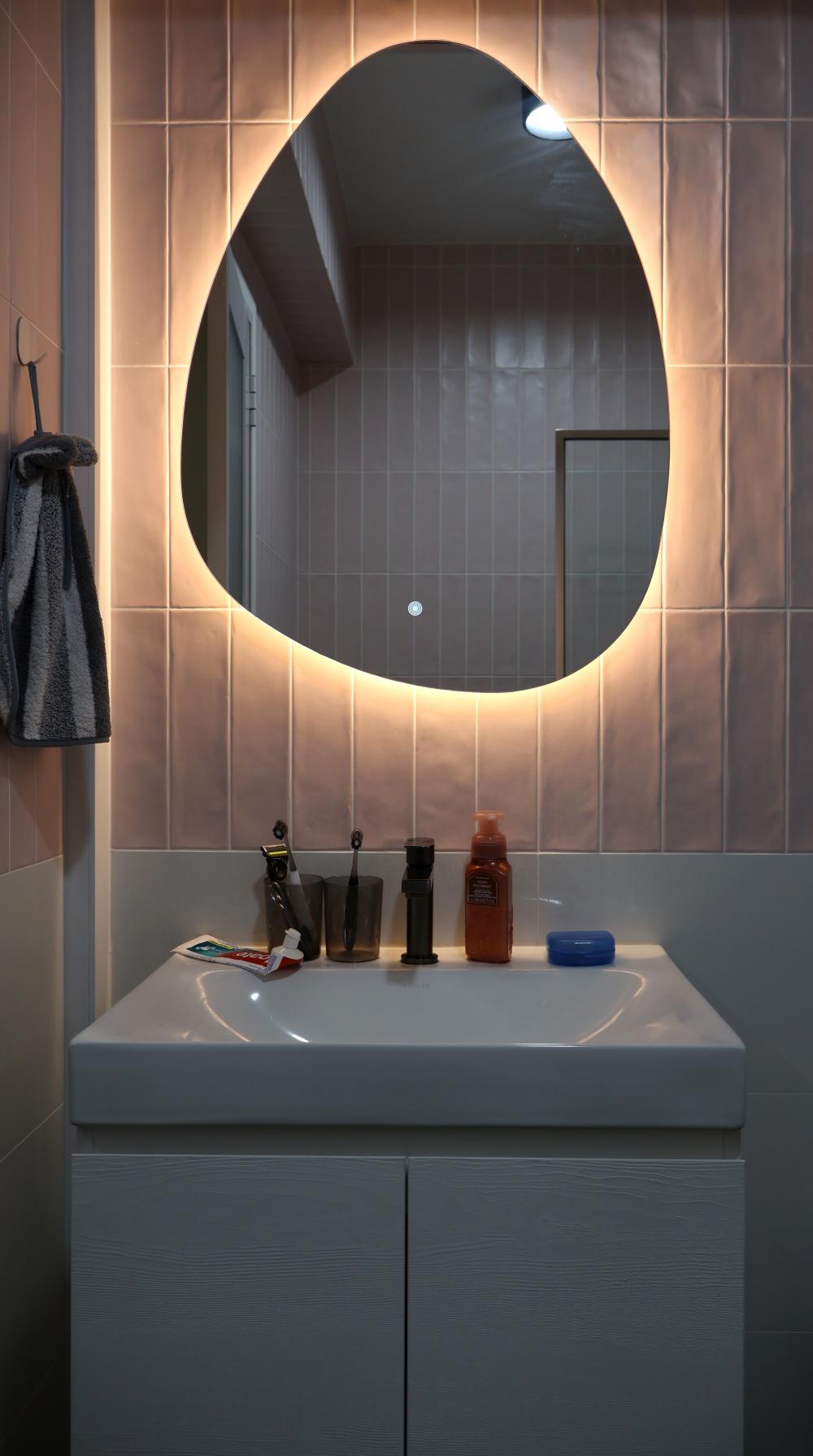 Minimalist Bathroom with Homogeneous Tiles and Mirror