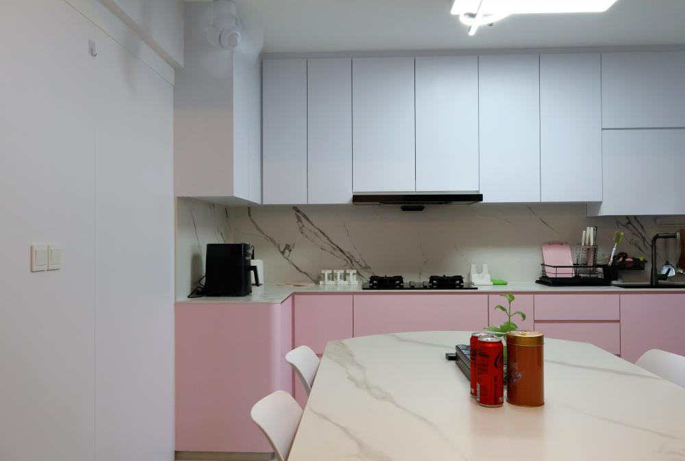Minimalist Kitchen with Countertop and Open Kitchen